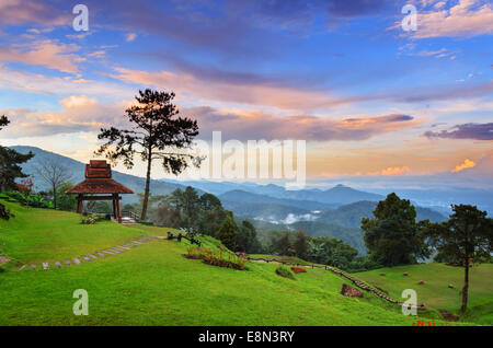 Magnifique coucher de soleil sur les montagnes en hight Huai Nam Dang parc national dans la province de Chiang Mai Thaïlande Banque D'Images