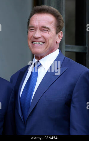 Paris, France. 10 Oct, 2014. Le Président français François Hollande se félicite de l'acteur américain, ancien gouverneur de Californie et président fondateur de l'initiative R20 Arnold Schwarzenegger avant leur réunion à l'Elysée le 10 octobre 2014 à Paris, France. Schwarzenegger's R20 organisation, une coalition de partenaires a mené par les gouvernements régionaux travaillant contre le changement climatique, est la tenue d'un sommet de deux jours à Paris Crédit : afp/Alamy Live News Banque D'Images