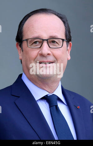 Paris, France. 10 Oct, 2014. Le Président français François Hollande se félicite de l'acteur américain, ancien gouverneur de Californie et président fondateur de l'initiative R20 Arnold Schwarzenegger avant leur réunion à l'Elysée le 10 octobre 2014 à Paris, France. Schwarzenegger's R20 organisation, une coalition de partenaires a mené par les gouvernements régionaux travaillant contre le changement climatique, est la tenue d'un sommet de deux jours à Paris Crédit : afp/Alamy Live News Banque D'Images