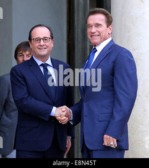Paris, France. 10 Oct, 2014. Le Président français François Hollande se félicite de l'acteur américain, ancien gouverneur de Californie et président fondateur de l'initiative R20 Arnold Schwarzenegger avant leur réunion à l'Elysée le 10 octobre 2014 à Paris, France. Schwarzenegger's R20 organisation, une coalition de partenaires a mené par les gouvernements régionaux travaillant contre le changement climatique, est la tenue d'un sommet de deux jours à Paris Crédit : afp/Alamy Live News Banque D'Images