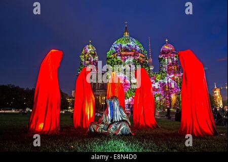 Berlin, Allemagne. 10 Oct, 2014. L'œuvre d'art 'Die Waechter der Zeit" (les gardiens du temps) se tient juste en face de la cathédrale de Berlin au cours de la 'Fête des Lumières' à Berlin, Allemagne, 10 octobre 2014. De nombreux bâtiments et sites touristiques de la capitale s'allume jusqu'au 19 octobre 2014. Photo : Paul Zinken/dpa/Alamy Live News Banque D'Images