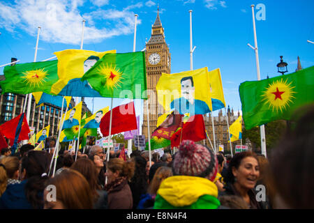 Londres, 11 octobre 2014. Des milliers de protestataires de la communauté kurde du Royaume-uni démontrer à Londres contre le retard dans l'aide à la population de la ville syrienne de Kobane dans leur lutte contre l'ISIS. Ils accusent aussi la Turquie, avec qui les Kurdes ont eu une longue insurrection de pactiser avec l'État islamique en ne faisant rien pour aider les Kurdes en Kobane. Sur la photo : Des manifestants kurdes se sont réunis à la place du Parlement. Crédit : Paul Davey/Alamy Live News Banque D'Images