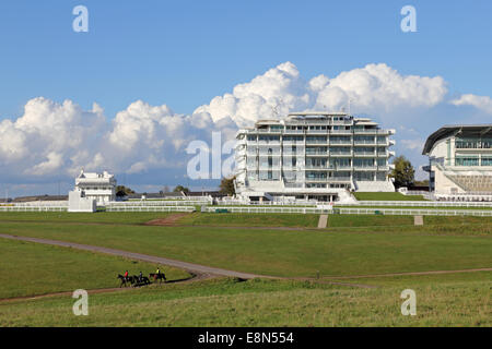 Epsom Downs, Surrey, UK. 11 octobre 2014. Blue Skies alternent avec des cumulonimbus dramatique nuages de pluie sur Epsom Downs Race Course. Trois pilotes à profiter du soleil d'exercer leurs chevaux. Credit : Julia Gavin UK/Alamy Live News Banque D'Images