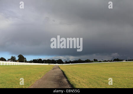 Epsom Downs, Surrey, UK. 11 octobre 2014. Des nuages de pluie passent sur Epsom Downs Race Course. Credit : Julia Gavin UK/Alamy Live News Banque D'Images