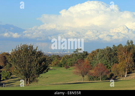 Epsom Downs, Surrey, UK. 11 octobre 2014. Au jour d'ensoleillement et d'une douche, d'un énorme nuage noir formé sur Londres. Lorsque la pluie effacée du point de vue de la ville était spectaculaire d'Epsom Downs qui est à environ 15 miles au sud de Londres. Credit : Julia Gavin UK/Alamy Live News Banque D'Images