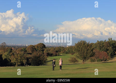 Epsom Downs, Surrey, UK. 11 octobre 2014. Au jour d'ensoleillement et d'une douche, d'un énorme nuage noir formé sur Londres. Lorsque la pluie effacée du point de vue de la ville était spectaculaire d'Epsom Downs qui est à environ 15 miles au sud de Londres. Credit : Julia Gavin UK/Alamy Live News Banque D'Images