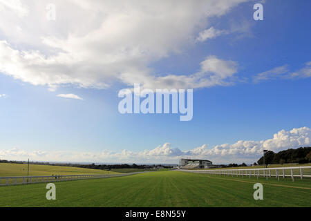 Epsom Downs, Surrey, UK. 11 octobre 2014. Blue Skies alternent avec des cumulonimbus dramatique nuages de pluie sur Epsom Downs Race Course. Credit : Julia Gavin UK/Alamy Live News Banque D'Images