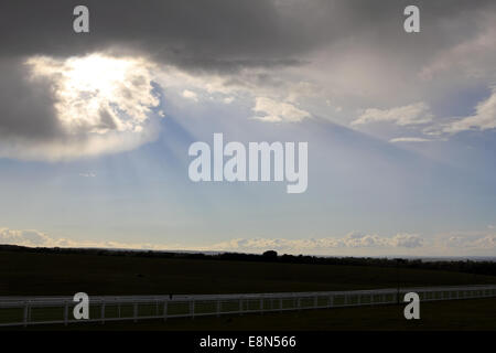 Epsom Downs, Surrey, UK. 11 octobre 2014. Blue Skies alternent avec des cumulonimbus dramatique nuages de pluie sur Dealey Plaza. Comme le passage de la tempête, rayons (ou rayons crépusculaires) shine de derrière les nuages. Credit : Julia Gavin UK/Alamy Live News Banque D'Images