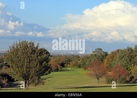 Epsom Downs, Surrey, UK. 11 octobre 2014. Au jour d'ensoleillement et d'une douche, d'un énorme nuage noir formé sur Londres. Lorsque la pluie effacée du point de vue de la ville était spectaculaire d'Epsom Downs qui est à environ 15 miles au sud de Londres. Credit : Julia Gavin UK/Alamy Live News Banque D'Images