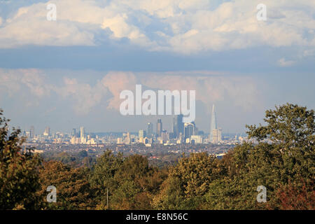 Epsom Downs, Surrey, UK. 11 octobre 2014. Au jour d'ensoleillement et d'une douche, d'un énorme nuage noir formé sur Londres. Lorsque la pluie effacée du point de vue de la ville était spectaculaire d'Epsom Downs qui est à environ 15 miles au sud de Londres. Credit : Julia Gavin UK/Alamy Live News Banque D'Images