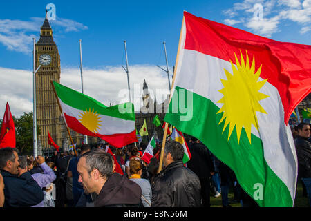 Londres, Royaume-Uni. Oct 11, 2014. Une manifestation de soutien exigeant pour les Kurdes et de blâmer la Turquie de ne pas aider est généralement pacifiques. Bien qu'une bavure stop and search donne le coup d'une confrontation qui mène à quelques arrestations. Le calme est rétabli, du moins temporairement, lorsque les intendants Kurdes forment une barrière entre les manifestants et les lignes de police. La place du parlement, Londres, 11 octobre 2014. Crédit : Guy Bell/Alamy Live News Banque D'Images