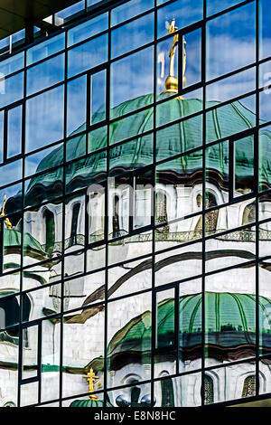 L'ancien et le nouveau dans le miroir. Cathédrale Saint Sava à Belgrade, reflétée dans le mur de verre d'un immeuble moderne. Banque D'Images