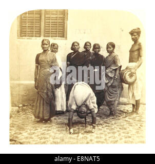 Cette illustration de 1862 de Weld représente un groupe de danseuses hindoo, offrant un aperçu des pratiques culturelles de l'Inde au XIXe siècle. L'œuvre capture la forme de danse traditionnelle et son importance culturelle. Banque D'Images