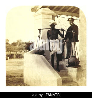 Cette illustration de Weld de 1862 représente « le Bheastie », ou porteur d'eau, une figure clé de la vie quotidienne dans l'Inde du XIXe siècle, mettant en évidence le travail traditionnel et les coutumes locales. Banque D'Images