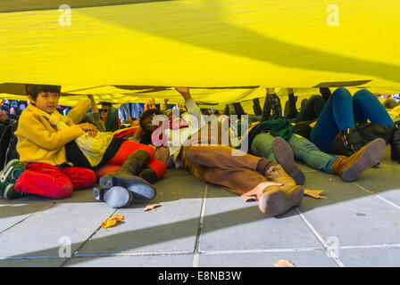 Paris, France. Manifestation publique, groupes d'énergie anti-nucléaire protestant contre les manifestants de la « World Nuclear Exhibition » portant des panneaux et des bannières, Die-In, rassemblement en plein air, manifestation sur l'énergie nucléaire à paris Banque D'Images