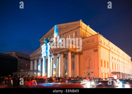 Moscou, Russie. Samedi, Octobre 11th, 2014. Le Cercle de lumière IV festival international est en cours à Moscou. Le laser show sur la façade du théâtre Bolchoï continue alors que le nombre de spectateurs augmente. Crédit : Alex's Pictures/Alamy Live News Banque D'Images