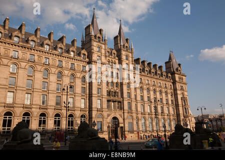 Façade gothique de la gare de Lime Street de Liverpool Lime Street,. Cet édifice est maintenant Chambers Great North Western Hall Banque D'Images