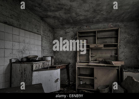 Une sombre, délabrée cuisine dans une maison abandonnée, en ruine. Banque D'Images