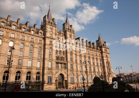 Façade gothique de la gare de Lime Street de Liverpool Lime Street,. Cet édifice est maintenant Chambers Great North Western Hall. Banque D'Images