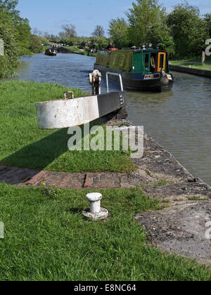 Un bateau étroit à l'approche d'un verrouillage au bas de Caen Hill Locks, canal Kennet et Avon, Wiltshire, Angleterre. Banque D'Images