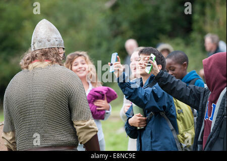 L'Abbaye de Battle, East Sussex, UK. 11 octobre 2014. Environ 400 soldats ont pris part à une reconstitution de la bataille de Hastings, 1066 à Battle Abbey dans l'East Sussex entre le roi Harold's Saxons et normands de Guillaume le Conquérant. Sur la photo : une reconstitution d'un soldat pose pour les téléphones avec appareil photo. Credit : Lee Thomas/Alamy Live News Banque D'Images