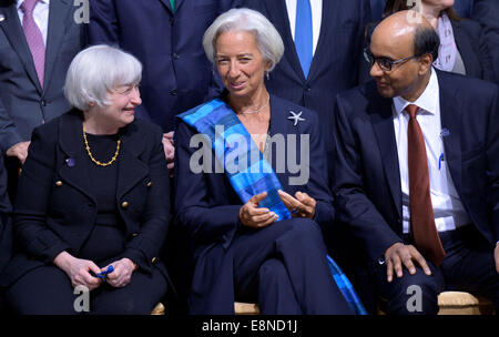 Washington, DC, USA. Oct 11, 2014. Le président du Comité monétaire et financier international (CMFI), le vice-premier ministre et ministre des Finances Tharman Shanmugaratnam (R), Fonds monétaire international (FMI), Christine Lagarde, Directeur général (C) et président de la Réserve fédérale américaine Janet Yellen attendre des photos de famille avant la réunion du Comité monétaire et financier international à Washington, DC, aux Etats-Unis. Le 11 octobre 2014. Credit : Yin Bogu/Xinhua/Alamy Live News Banque D'Images