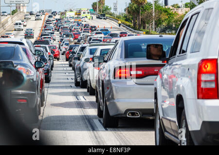 Miami Florida,Interstate I-95,autoroute,trafic,arrêté,ralenti,confiture,voies fermées,accident,voitures,automobiles,véhicules,visiteurs voyage tournée touris Banque D'Images