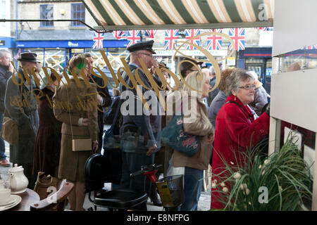 Pickering, Yorkshire, UK. 11 octobre, 2014. Zone d'attente, où une ligne de personnes en attente pour l'alimentation et un restaurant primé à Pickering. (NYMR) 'Week-end' de la guerre le 11 octobre, 2014. Des soldats en costume et de reconstitution historique à la centrale nucléaire Pickering-guerre et de guerre, week-end, North Yorkshire, UK. Nous, Britanniques, soviétiques, allemands et américains ont vécu, formés et ont lutté de manière réaliste l'histoire vivante des camps et des reconstitutions de bataille. Des démonstrations de tir, le véhicule fonctionne, un T34 et réservoir affiche tactique a eu lieu dans le champ de bataille. Credit : Cernan Elias/Alamy Live News Banque D'Images