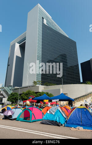 Hong Kong. 12 octobre, 2014. Hong Kong. 12 octobre, 2014. Hong Kong proteste : étudiants, militants de la démocratie pro et d'autres partisans de occuper le centre, maintenant appelé le mouvement ou le parapluie Parapluie révolution, campent devant les bureaux du gouvernement à l'Amirauté Tamar. Banque D'Images