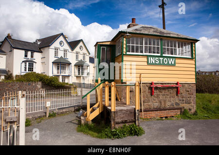Royaume-uni, Angleterre, Devon, Instow, vieille case à côté du signal de passage à niveau sur Tarka Trail Banque D'Images