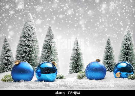 Boules de Noël bleu et sapin sur la neige Banque D'Images