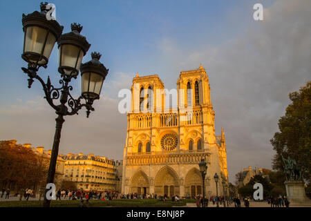 Définition du soleil sur la façade de la Cathédrale Notre Dame, Paris, France Banque D'Images