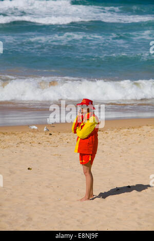 Surf Life Saving Club états patrouiller Manly Beach, Sydney, Australie tandis que talking on mobile cell phone Banque D'Images