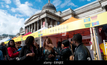 Trafalgar Square, Londres, Royaume-Uni. 11 octobre 2014. La foule marche sur les étals du marché à 'l'Afrique sur la place' Festival à Trafalgar Square. Un nouvel événement pour le mois de l'histoire des Noirs, le festival propose un fashion show, stands de nourriture, des ateliers d'artisanat et de la musique et de la danse africaine. Kathy deWitt/Alamy Live News Banque D'Images