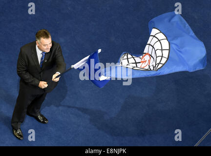 Nanning, Chine, région autonome Zhuang du Guangxi. 12 octobre, 2014. Le représentant de l'Ondes Glasgow FIG drapeau lors de la cérémonie de clôture des 45e Championnats du monde de gymnastique à Nanning, capitale de la Chine du Sud, région autonome Zhuang du Guangxi, le 12 octobre 2014. De Glasgow en Écosse, Royaume-Uni, sera la ville hôte des 46e Championnats du monde de gymnastique en 2015. Credit : Xiao Yijiu/Xinhua/Alamy Live News Banque D'Images