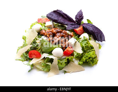 Frisée verte avec le fromage et les tomates sur fond blanc Banque D'Images