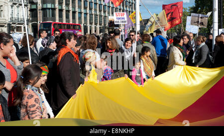 La place du parlement, Londres UK. 11 octobre 2014. Les gens se réunissent au Parlement kurde en carrés pour manifester contre l'agression écrasante d'ISIS, manque de soutien dans la protection des Kurdes dans la ville de Kobane en Syrie et de gouvernement de l'AKP turc anti ondes plaques . Les femmes et les enfants occupent une bannière aux couleurs de l'indicateur pour afficher leur solidarité dans la lutte contre l'Etat islamique. Un écriteau appelle à un arrêt de l'ISIS de financement la terreur. Kathy deWitt/Alamy Live News Banque D'Images