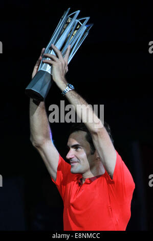 Shanghai, Chine. 12 octobre, 2014. Roger Federer de la Suisse soutient le trophée après la finale du simple masculin match contre Gilles Simon de France au tournoi de tennis Masters de Shanghai à Shanghai, la Chine orientale, le 12 octobre 2014. Federer a gagné 2-0 et a réclamé le titre. Ren : crédit de Long/Xinhua/Alamy Live News Banque D'Images