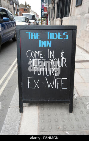 Une enseigne de pub écrit sur un 'A' l'extérieur du conseil d 'The Tides Inn' public house à Weymouth Banque D'Images