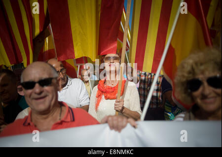 Barcelone, Catalogne, Espagne. 12 octobre, 2014. Une femme portant un drapeau espagnol marchés au cours d'une manifestation syndicale. Plusieurs milliers de personnes à Barcelone fait preuve en faveur de l'unité de l'Espagne à l'occasion de la Journée nationale de l'Espagne. Crédit : Jordi Boixareu/Alamy Live News Banque D'Images