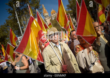 Barcelone, Catalogne, Espagne. 12 octobre, 2014. Un homme portant un drapeau espagnol marchés au cours d'une manifestation syndicale. Plusieurs milliers de personnes à Barcelone fait preuve en faveur de l'unité de l'Espagne à l'occasion de la Journée nationale de l'Espagne. Crédit : Jordi Boixareu/Alamy Live News Banque D'Images