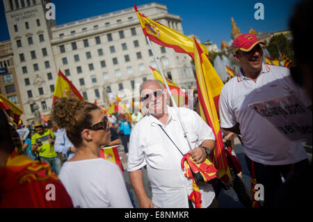 Barcelone, Catalogne, Espagne. 12 octobre, 2014. Un homme portant un drapeau espagnol marchés au cours d'une manifestation syndicale. Plusieurs milliers de personnes à Barcelone fait preuve en faveur de l'unité de l'Espagne à l'occasion de la Journée nationale de l'Espagne. Crédit : Jordi Boixareu/Alamy Live News Banque D'Images