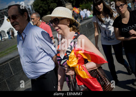 Barcelone, Catalogne, Espagne. 12 octobre, 2014. À Barcelone, une femme portant un drapeau espagnol lié à la SAC. Plusieurs milliers de personnes à Barcelone fait preuve en faveur de l'unité de l'Espagne à l'occasion de la Journée nationale de l'Espagne. Crédit : Jordi Boixareu/Alamy Live News Banque D'Images