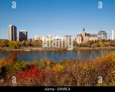 Une vue sur le centre-ville de Saskatoon, à l'hôtel Delta Bessborough et Rivière Saskatchewan Sud, à l'automne (automne). Saskatoon, Canada. Banque D'Images