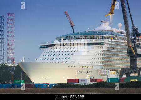 Bateau de croisière MS Oasis of the Seas de Royal Caribbean Cruises Ltd en cale sèche au chantier Keppel Verolme Rotterdam Pays-Bas Banque D'Images