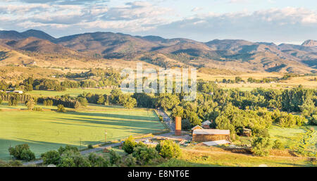 Les terres agricoles irriguées en lumière lever de Foothills, le Belvue, près de Fort Collins dans le nord du Colorado Banque D'Images