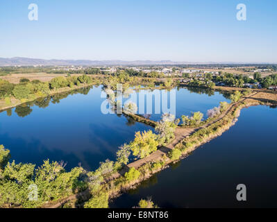 Vue aérienne de l'un des étangs, Riverbend des zones naturelles à Fort Collins, Colorado le long de la Powder River Banque D'Images