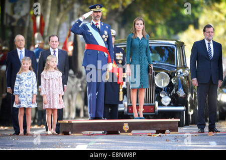 Madrid, Espagne. 12 octobre, 2014. Roi d'Espagne Felipe VI (C), la Reine Letizia et ses filles, les Princesses Leonor (2L) et Sofia assister à la parade militaire de la Fête Nationale à Madrid, Espagne, 12 octobre 2014. Photo : Patrick van Katwijk/Pays-Bas ET FRANCE OUT - AUCUN FIL - SERVICE/dpa/Alamy Live News Banque D'Images