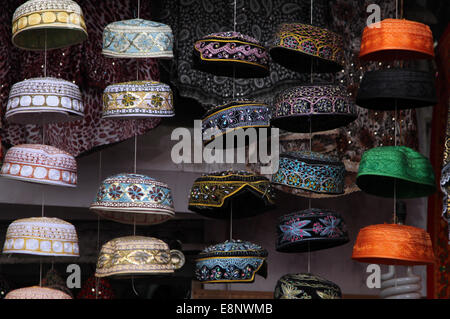 Chapeaux en vente le Dargah Bazar, la route principale menant au sanctuaire de saint Soufi Khwaja Muinuddin Chishti, à Ajmer, Inde Banque D'Images