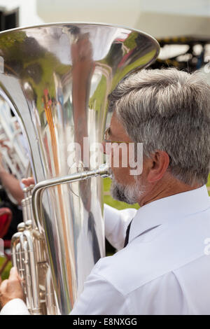 Membres du brass band joue sur Florence à Leek Staffordshire County Show en été la température atteint 27°,c. Banque D'Images